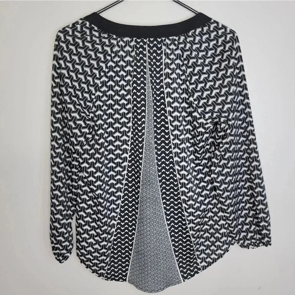 Calvin Klein Black & White Geometric V-neck Button Front - Picture 7 of 7